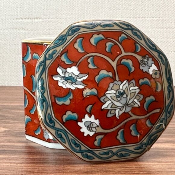 Vintage Small Porcelain Trinket Box Red, Blue and Grey Floral by ETUDE Takahashi - Picture 7 of 9